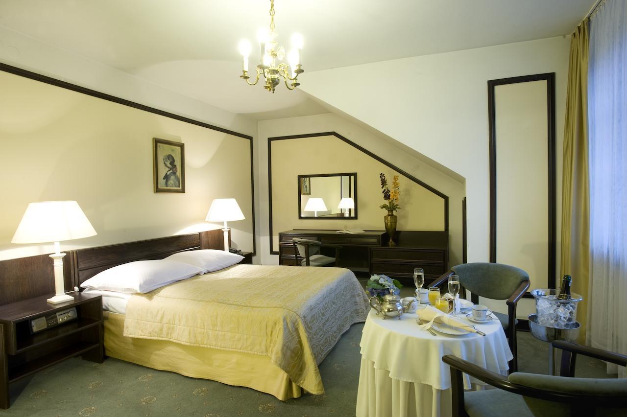Hotel "Zajazd Napoleonski" Varsovia Habitación foto