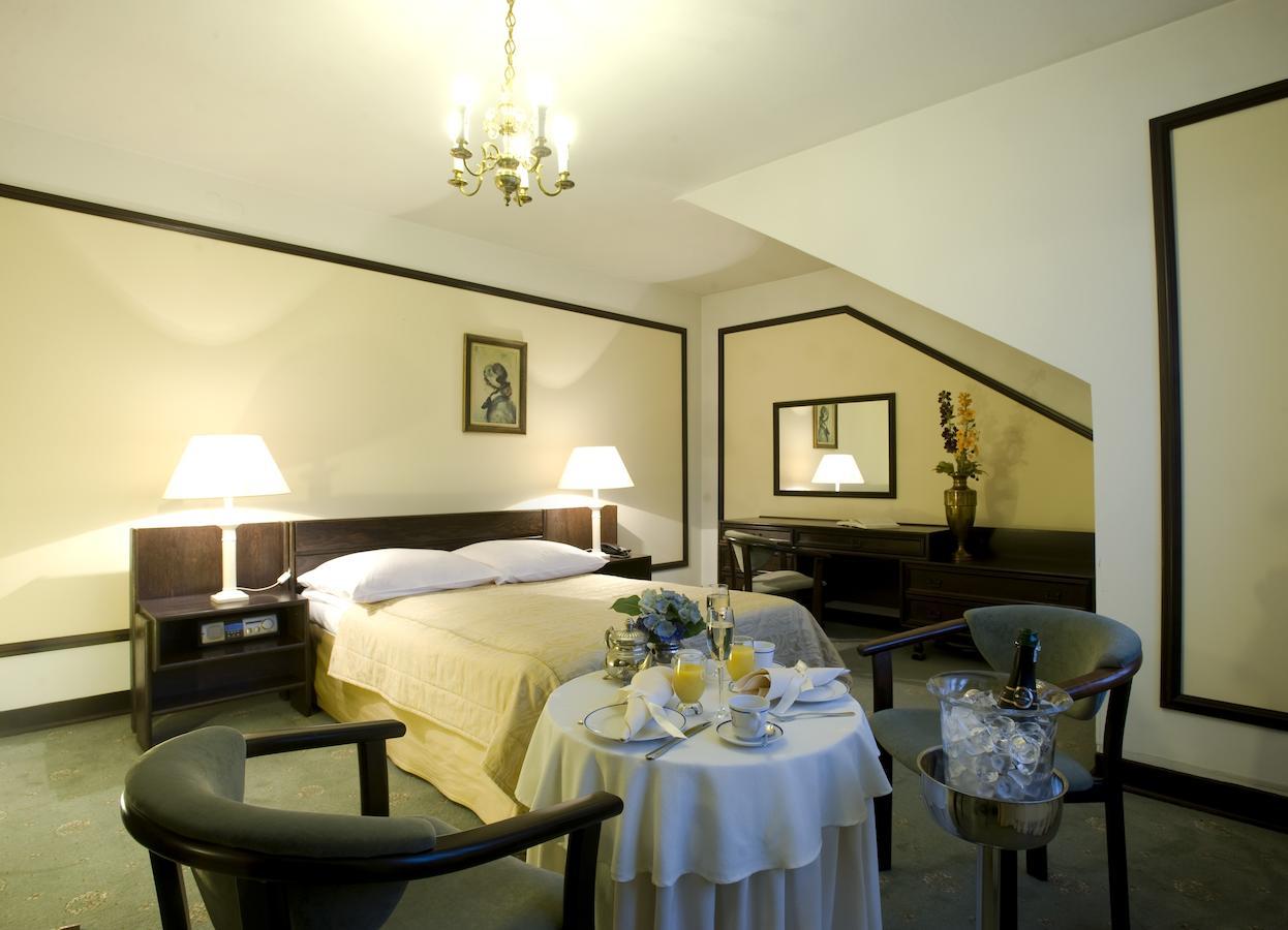 Hotel "Zajazd Napoleonski" Varsovia Habitación foto