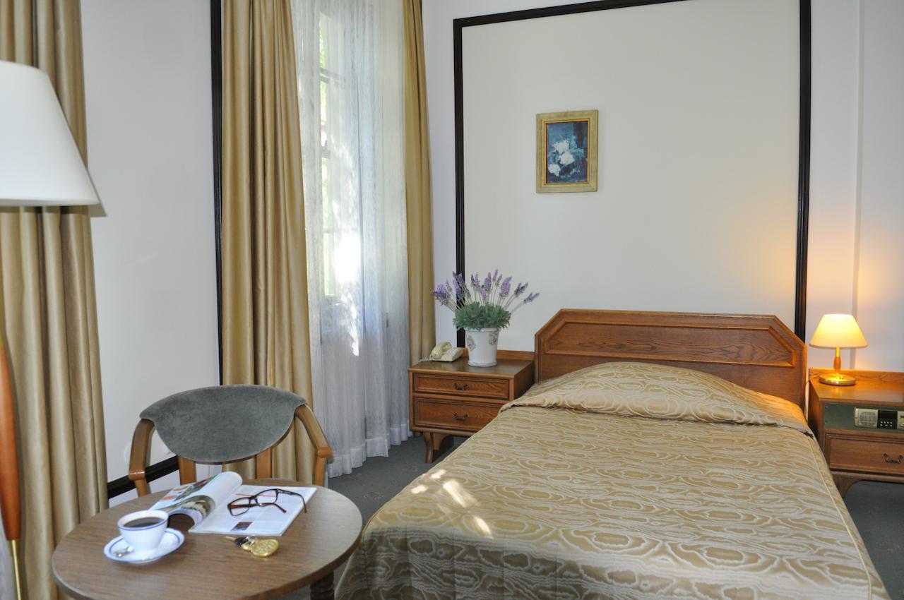 Hotel "Zajazd Napoleonski" Varsovia Habitación foto
